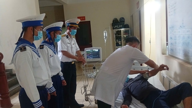Quân y đảo Trường Sa điều trị cho ngư dân bị sốt virus, có dấu hiệu bội nhiễm phổi- Ảnh 2.