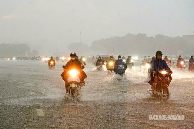 Hà Nội lại mưa lớn, danh sách những tuyến phố có nguy cơ ngập úng- Ảnh 2.