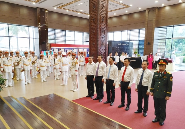 Lãnh đạo Thành ủy TPHCM và đại biểu dự Đại hội Đảng bộ Thành phố lần thứ I về nguồn và tri ân liệt sĩ- Ảnh 3. Lãnh đạo Thành ủy TPHCM và đại biểu dự Đại hội Đảng bộ Thành phố lần thứ I về nguồn và tri ân liệt sĩ- Ảnh 3.