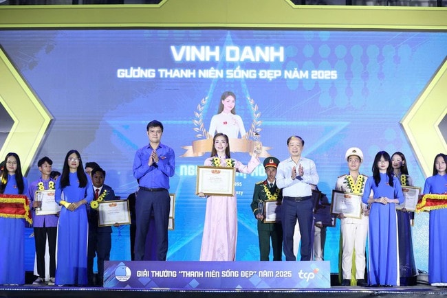Trưởng bản cứu 90 người thoát lũ dữ, Hòa Minzy là ‘Thanh niên sống đẹp’ năm 2025- Ảnh 4. Trưởng bản cứu 90 người thoát lũ dữ, Hòa Minzy là ‘Thanh niên sống đẹp’ năm 2025- Ảnh 4.
