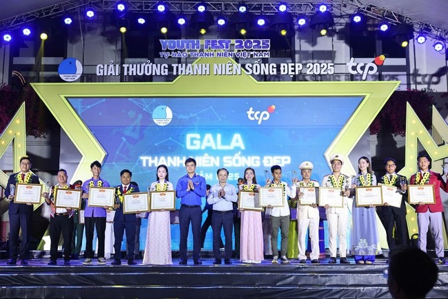 Trưởng bản cứu 90 người thoát lũ dữ, Hòa Minzy là ‘Thanh niên sống đẹp’ năm 2025- Ảnh 2. Trưởng bản cứu 90 người thoát lũ dữ, Hòa Minzy là ‘Thanh niên sống đẹp’ năm 2025- Ảnh 2.