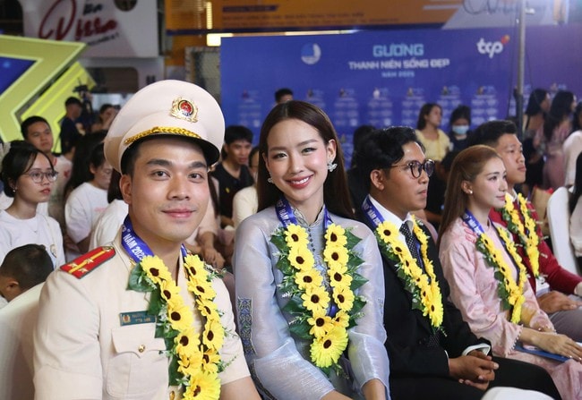 Trưởng bản cứu 90 người thoát lũ dữ, Hòa Minzy là ‘Thanh niên sống đẹp’ năm 2025- Ảnh 5. Trưởng bản cứu 90 người thoát lũ dữ, Hòa Minzy là ‘Thanh niên sống đẹp’ năm 2025- Ảnh 5.