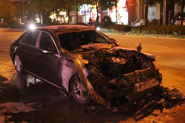 Xe Mercedes cháy rụi trên phố Nguyễn Hoàng, Hà Nội- Ảnh 2.