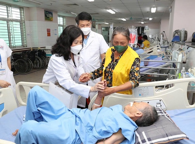 Bộ trưởng Đào Hồng Lan thăm, trao quà hỗ trợ ngành y tế Thái Nguyên khắc phục hậu quả mưa lũ- Ảnh 10. Bộ trưởng Đào Hồng Lan thăm, trao quà hỗ trợ ngành y tế Thái Nguyên khắc phục hậu quả mưa lũ- Ảnh 10.