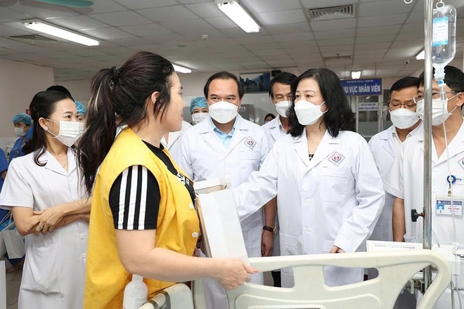 Bộ trưởng Đào Hồng Lan thăm, trao quà hỗ trợ ngành y tế Thái Nguyên khắc phục hậu quả mưa lũ- Ảnh 8. Bộ trưởng Đào Hồng Lan thăm, trao quà hỗ trợ ngành y tế Thái Nguyên khắc phục hậu quả mưa lũ- Ảnh 8.