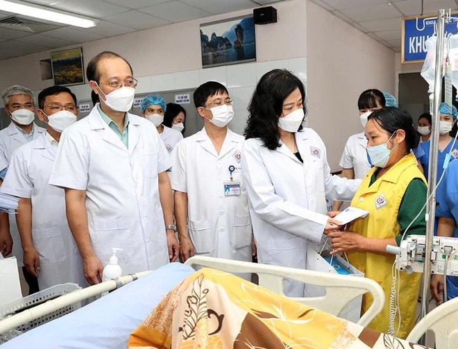 Bộ trưởng Đào Hồng Lan thăm, trao quà hỗ trợ ngành y tế Thái Nguyên khắc phục hậu quả mưa lũ- Ảnh 9. Bộ trưởng Đào Hồng Lan thăm, trao quà hỗ trợ ngành y tế Thái Nguyên khắc phục hậu quả mưa lũ- Ảnh 9.