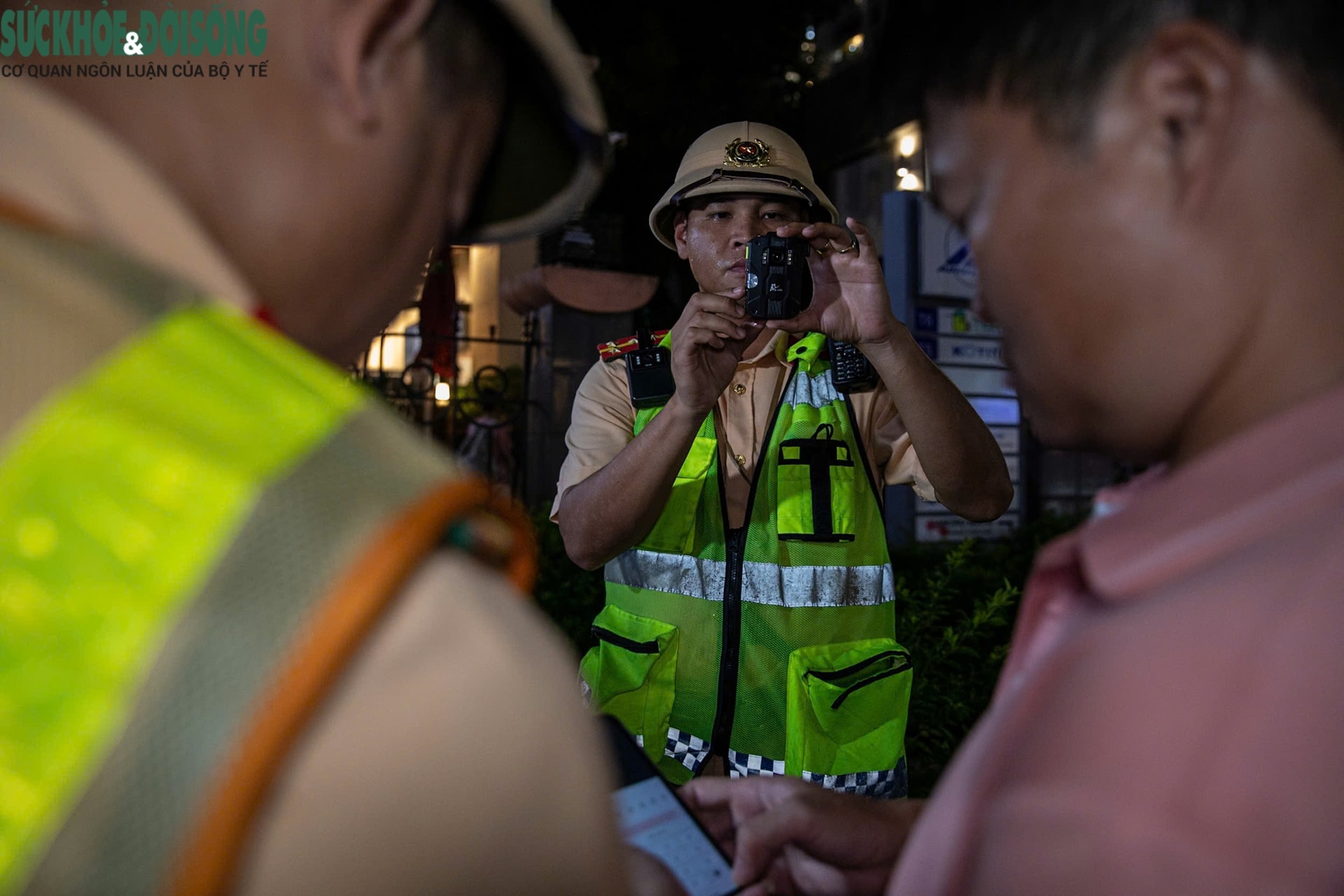 Thấy CSGT, nhiều người quay đầu, leo vỉa hè vẫn không thoát kiểm tra nồng độ cồn- Ảnh 3. Thấy CSGT, nhiều người quay đầu, leo vỉa hè vẫn không thoát kiểm tra nồng độ cồn- Ảnh 3.