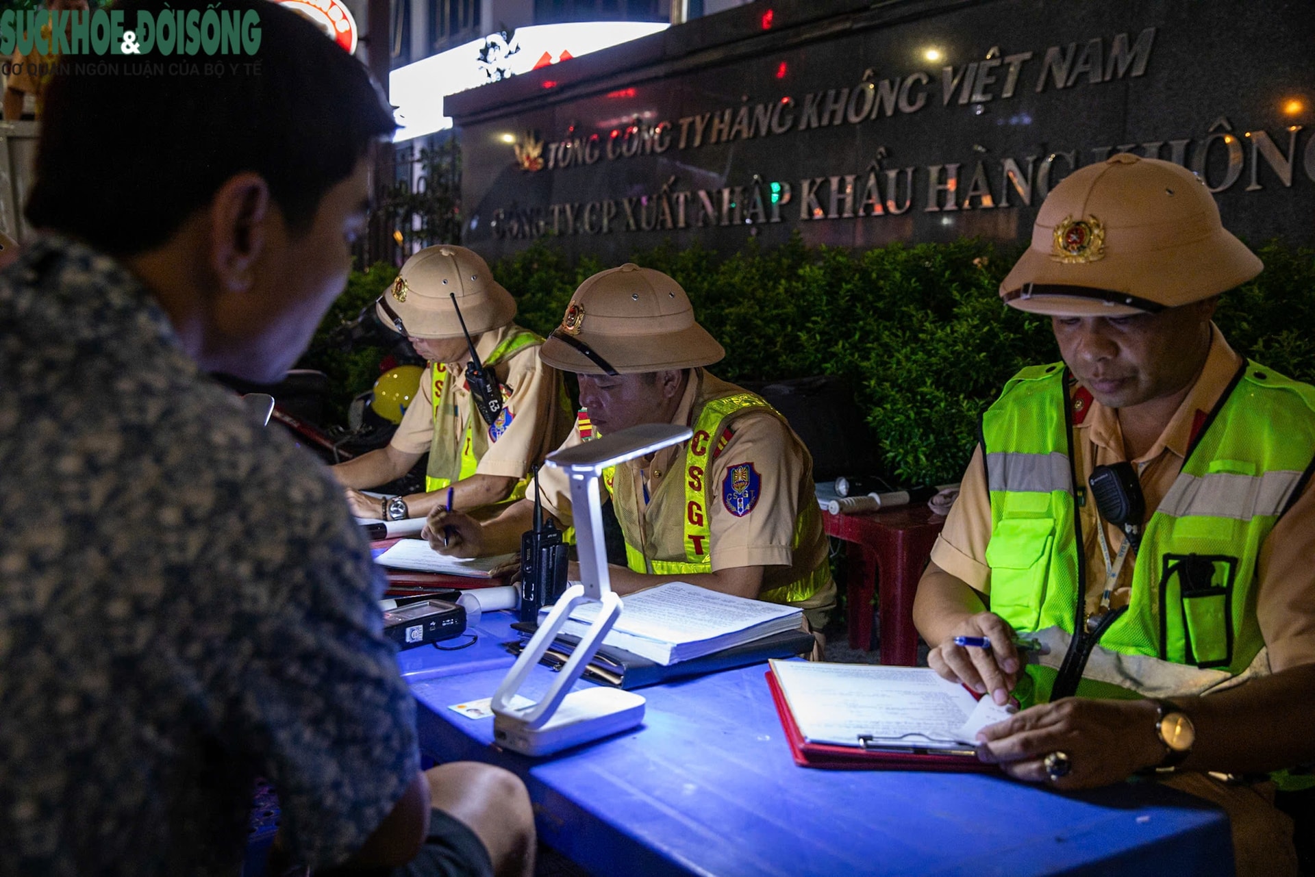 Thấy CSGT, nhiều người quay đầu, leo vỉa hè vẫn không thoát kiểm tra nồng độ cồn- Ảnh 4. Thấy CSGT, nhiều người quay đầu, leo vỉa hè vẫn không thoát kiểm tra nồng độ cồn- Ảnh 4.