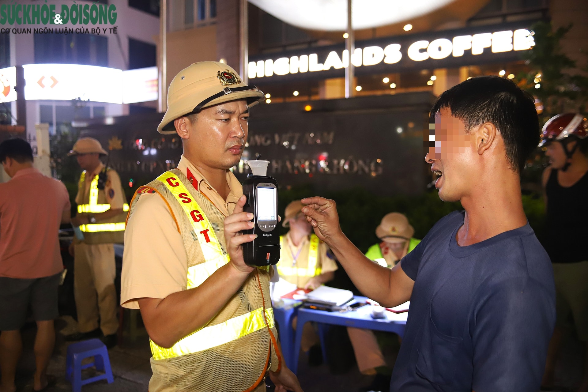 Thấy CSGT, nhiều người quay đầu, leo vỉa hè vẫn không thoát kiểm tra nồng độ cồn- Ảnh 7. Thấy CSGT, nhiều người quay đầu, leo vỉa hè vẫn không thoát kiểm tra nồng độ cồn- Ảnh 7.