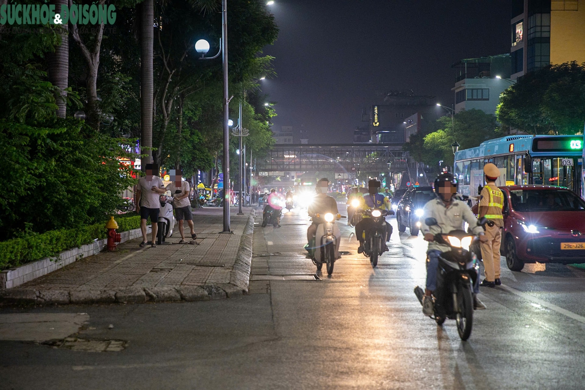 Thấy CSGT, nhiều người quay đầu, leo vỉa hè vẫn không thoát kiểm tra nồng độ cồn- Ảnh 6. Thấy CSGT, nhiều người quay đầu, leo vỉa hè vẫn không thoát kiểm tra nồng độ cồn- Ảnh 6.