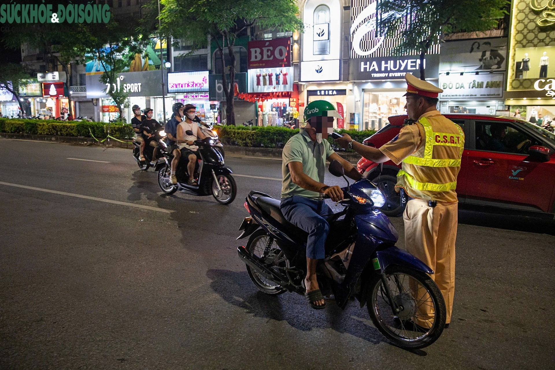 Thấy CSGT, nhiều người quay đầu, leo vỉa hè vẫn không thoát kiểm tra nồng độ cồn- Ảnh 2. Thấy CSGT, nhiều người quay đầu, leo vỉa hè vẫn không thoát kiểm tra nồng độ cồn- Ảnh 2.
