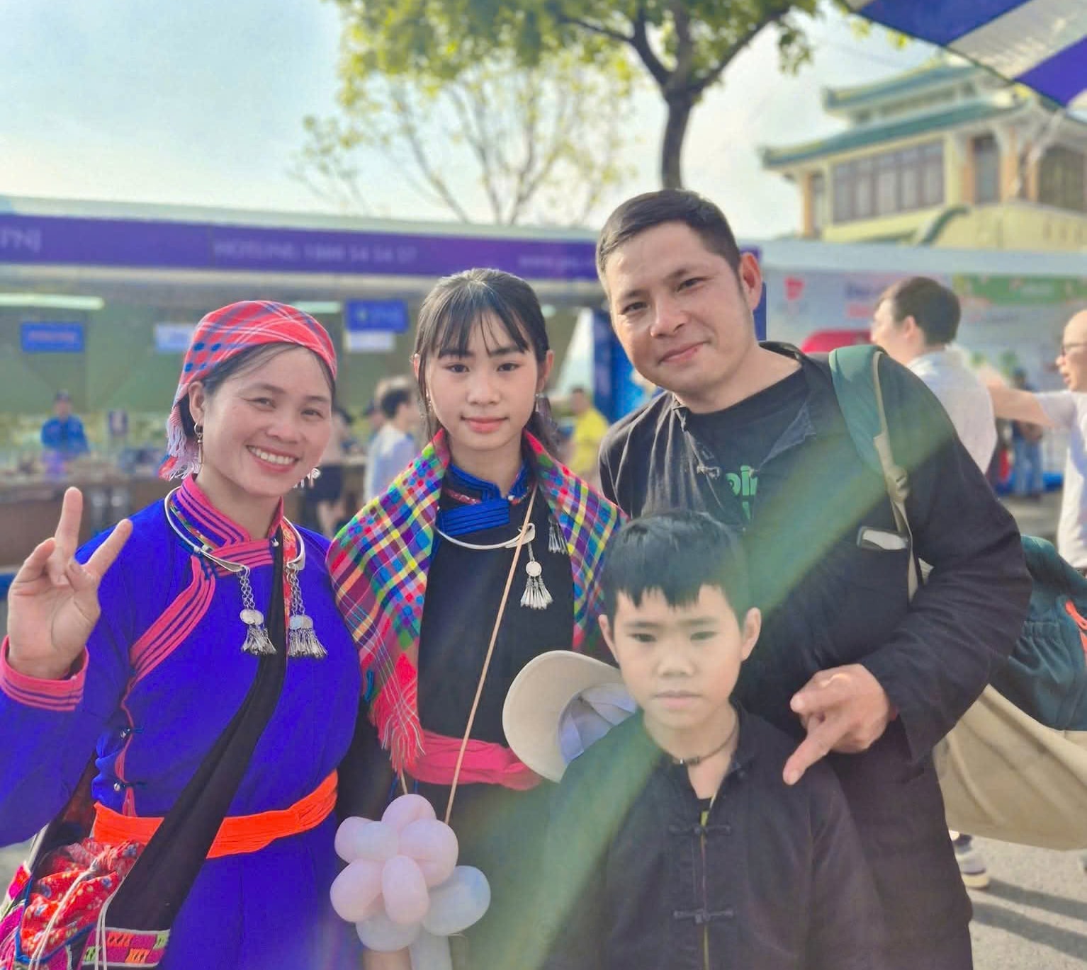 Gia đình trẻ tiêu biểu năm 2025: Những tổ ấm nhỏ gieo yêu thương lớn- Ảnh 3.