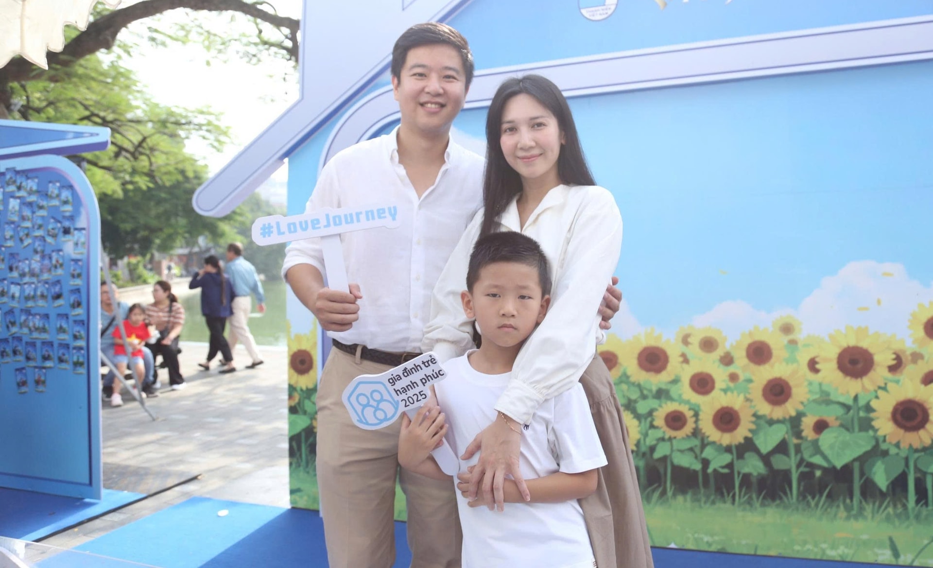 Gia đình trẻ tiêu biểu năm 2025: Những tổ ấm nhỏ gieo yêu thương lớn- Ảnh 2.