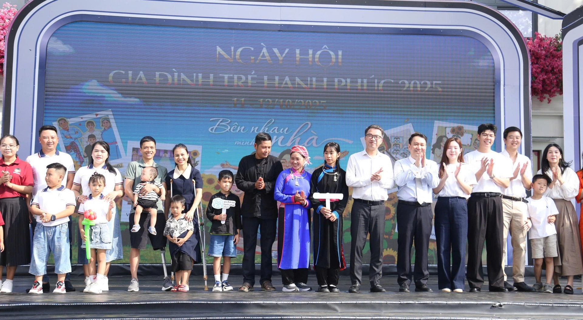 Gia đình trẻ tiêu biểu năm 2025: Những tổ ấm nhỏ gieo yêu thương lớn- Ảnh 1.