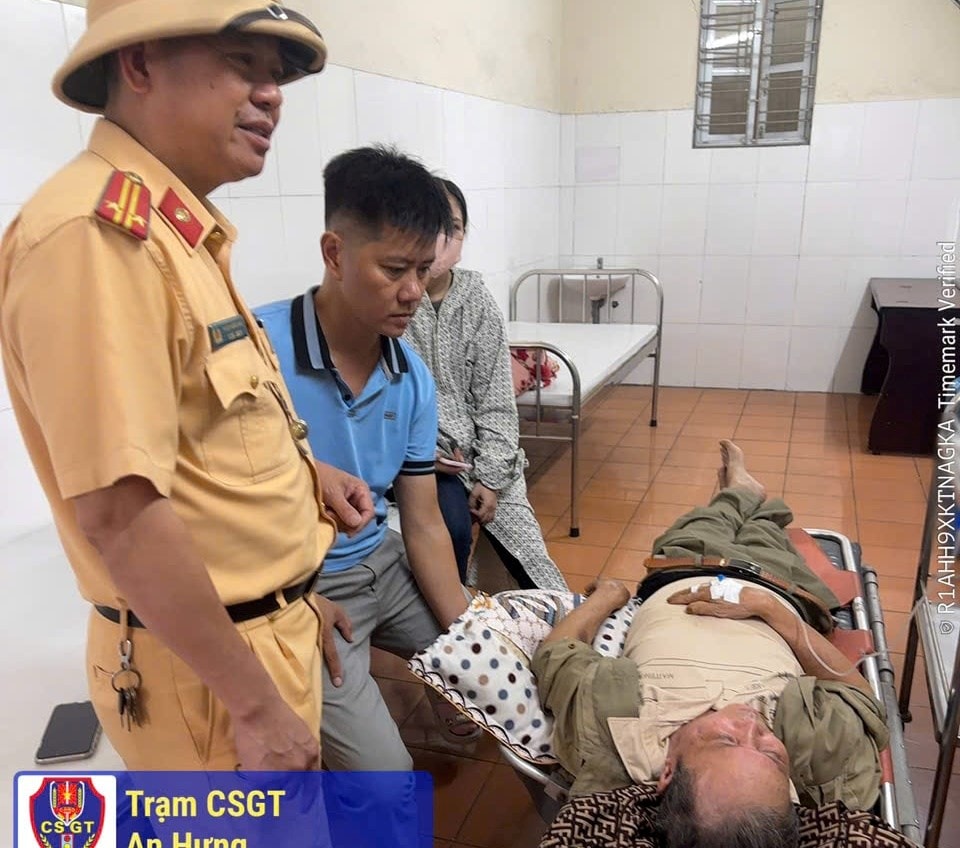 Cảnh sát giao thông Hải Phòng cứu người nghi bị đột quỵ trên Quốc lộ 5- Ảnh 1. Cảnh sát giao thông Hải Phòng cứu người nghi bị đột quỵ trên Quốc lộ 5- Ảnh 1.
