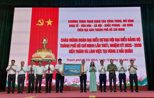 Đoàn đại biểu TPHCM thăm và giao lưu với Bộ Tư lệnh Vùng 2 Hải quân: 'Ngày đêm bám biển, bảo vệ bình yên cho Tổ quốc'- Ảnh 1. Đoàn đại biểu TPHCM thăm và giao lưu với Bộ Tư lệnh Vùng 2 Hải quân: 'Ngày đêm bám biển, bảo vệ bình yên cho Tổ quốc'- Ảnh 1.
