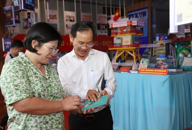 Triển lãm công nghệ và báo chí - xuất bản chào mừng Đại hội Đảng bộ TPHCM lần thứ I- Ảnh 2.