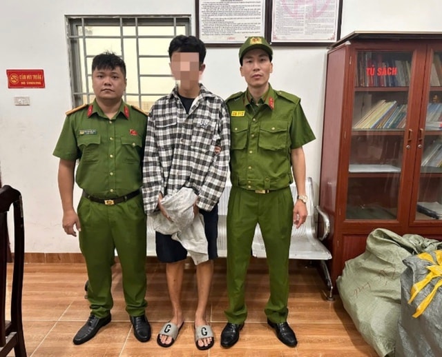 Bắt đối tượng trộm cắp tại siêu thị Circle K ở Hà Nội- Ảnh 1. Bắt đối tượng trộm cắp tại siêu thị Circle K ở Hà Nội- Ảnh 1.