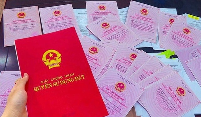 Chuyển nhượng đất chưa có sổ đỏ: Người bán và mua đều có thể bị phạt nặng- Ảnh 1.