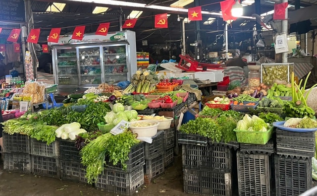 Sau mưa bão, giá rau xanh ở chợ dân sinh Hà Nội lại leo thang- Ảnh 2. Sau mưa bão, giá rau xanh ở chợ dân sinh Hà Nội lại leo thang- Ảnh 2.
