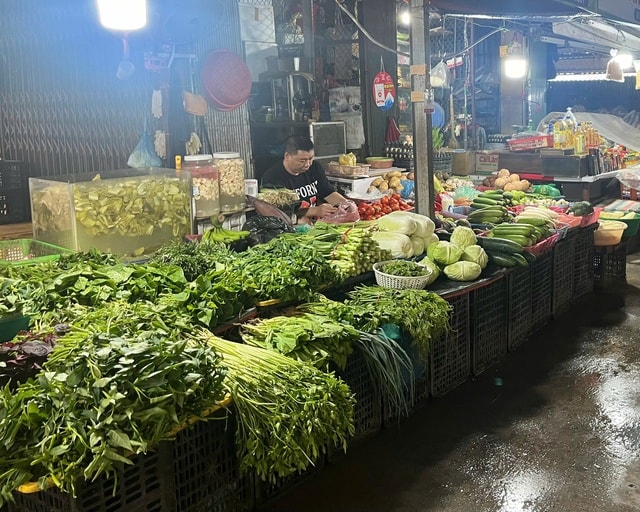 Sau mưa bão, giá rau xanh ở chợ dân sinh Hà Nội lại leo thang- Ảnh 1. Sau mưa bão, giá rau xanh ở chợ dân sinh Hà Nội lại leo thang- Ảnh 1.