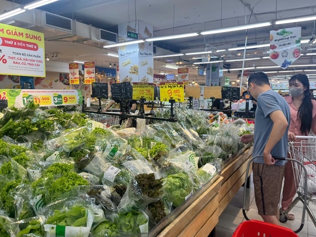 Sau mưa bão, giá rau xanh ở chợ dân sinh Hà Nội lại leo thang- Ảnh 5. Sau mưa bão, giá rau xanh ở chợ dân sinh Hà Nội lại leo thang- Ảnh 5.