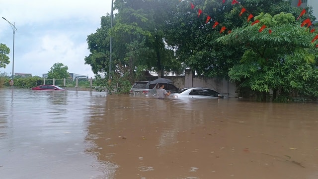 Số xã, phường còn ngập sâu ở Hà Nội giảm, mực nước ngập còn 1m- Ảnh 2. Số xã, phường còn ngập sâu ở Hà Nội giảm, mực nước ngập còn 1m- Ảnh 2.