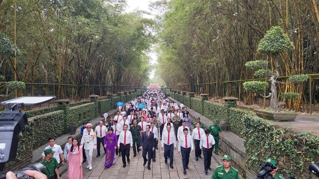 Lãnh đạo và 550 đại biểu Đại hội Đảng bộ TPHCM lần thứ I dâng hương tưởng niệm các Vua Hùng- Ảnh 1.