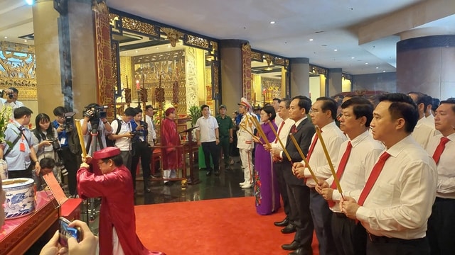 Lãnh đạo và 550 đại biểu Đại hội Đảng bộ TPHCM lần thứ I dâng hương tưởng niệm các Vua Hùng- Ảnh 2.