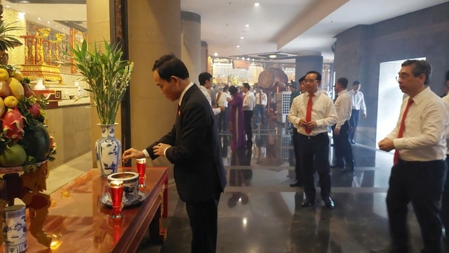 Lãnh đạo và 550 đại biểu Đại hội Đảng bộ TPHCM lần thứ I dâng hương tưởng niệm các Vua Hùng- Ảnh 3.