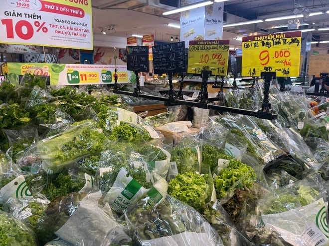 Sau mưa bão, giá rau xanh ở chợ dân sinh Hà Nội lại leo thang- Ảnh 4. Sau mưa bão, giá rau xanh ở chợ dân sinh Hà Nội lại leo thang- Ảnh 4.