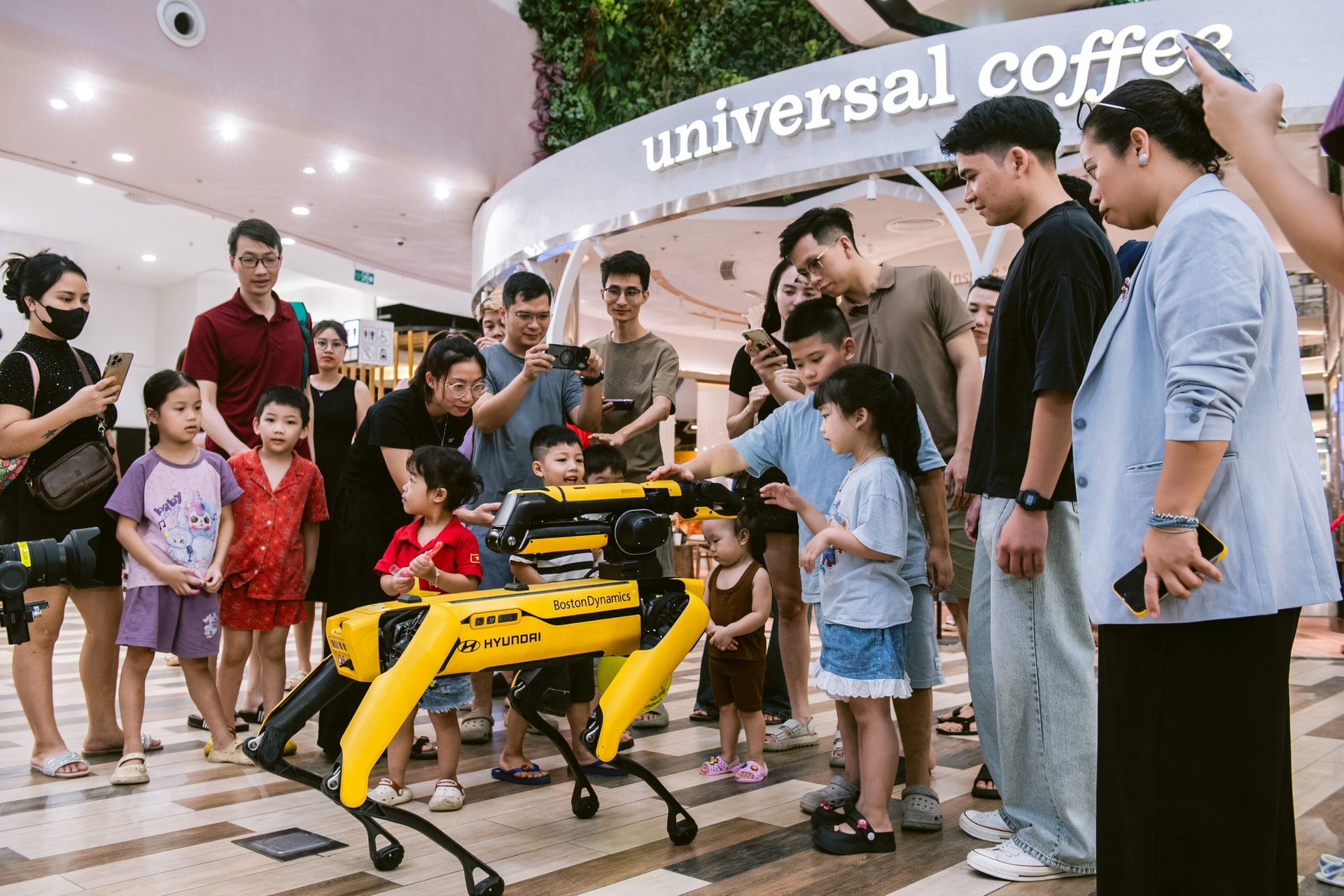 Robot Spot thu hút sự chú ý tại khu vực trưng bày xe Hyundai.