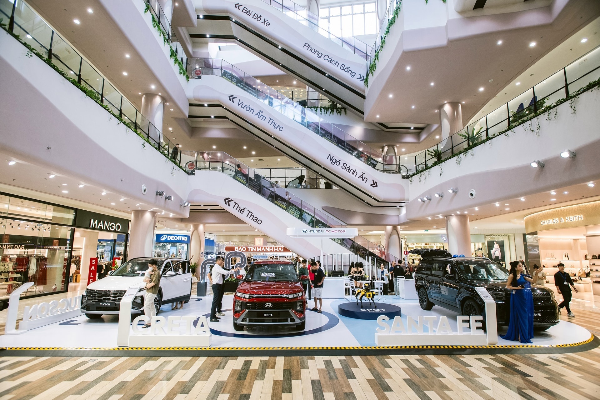 Khách tham quan được trải nghiệm lái thử các mẫu xe Hyundai tại sự kiện.