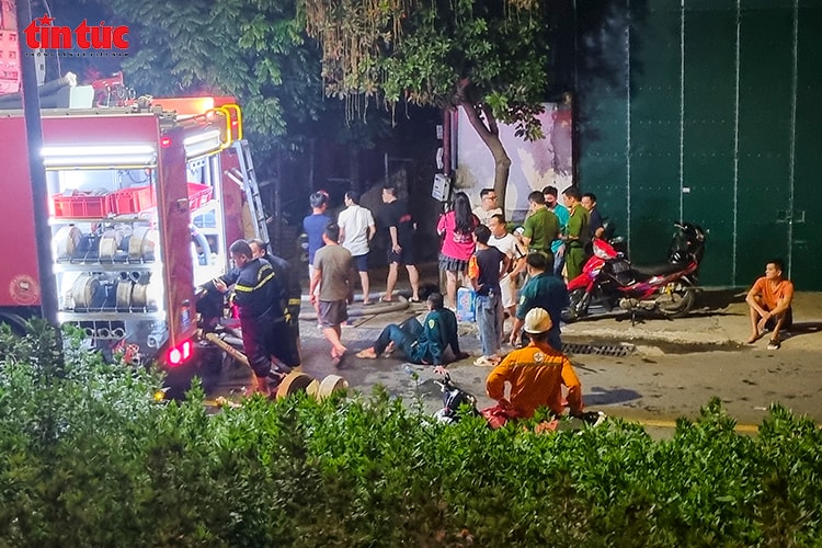 Cháy lớn tại nhà xưởng xe điện trên đường Nguyễn Khoái, khói đen bốc cao hàng chục mét- Ảnh 4.