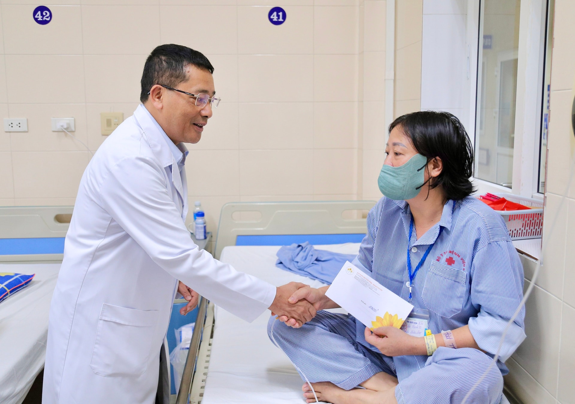 Bệnh viện K trao 235 triệu hỗ trợ người bệnh chịu thiệt hại sau bão số 10,11- Ảnh 1. Bệnh viện K trao 235 triệu hỗ trợ người bệnh chịu thiệt hại sau bão số 10,11- Ảnh 1.
