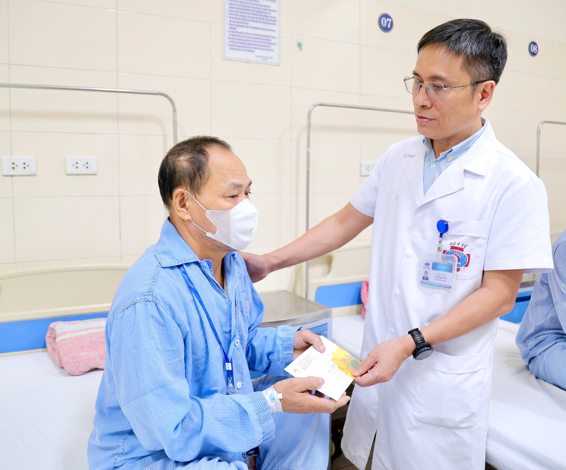 Bệnh viện K trao 235 triệu hỗ trợ người bệnh chịu thiệt hại sau bão số 10,11- Ảnh 3. Bệnh viện K trao 235 triệu hỗ trợ người bệnh chịu thiệt hại sau bão số 10,11- Ảnh 3.