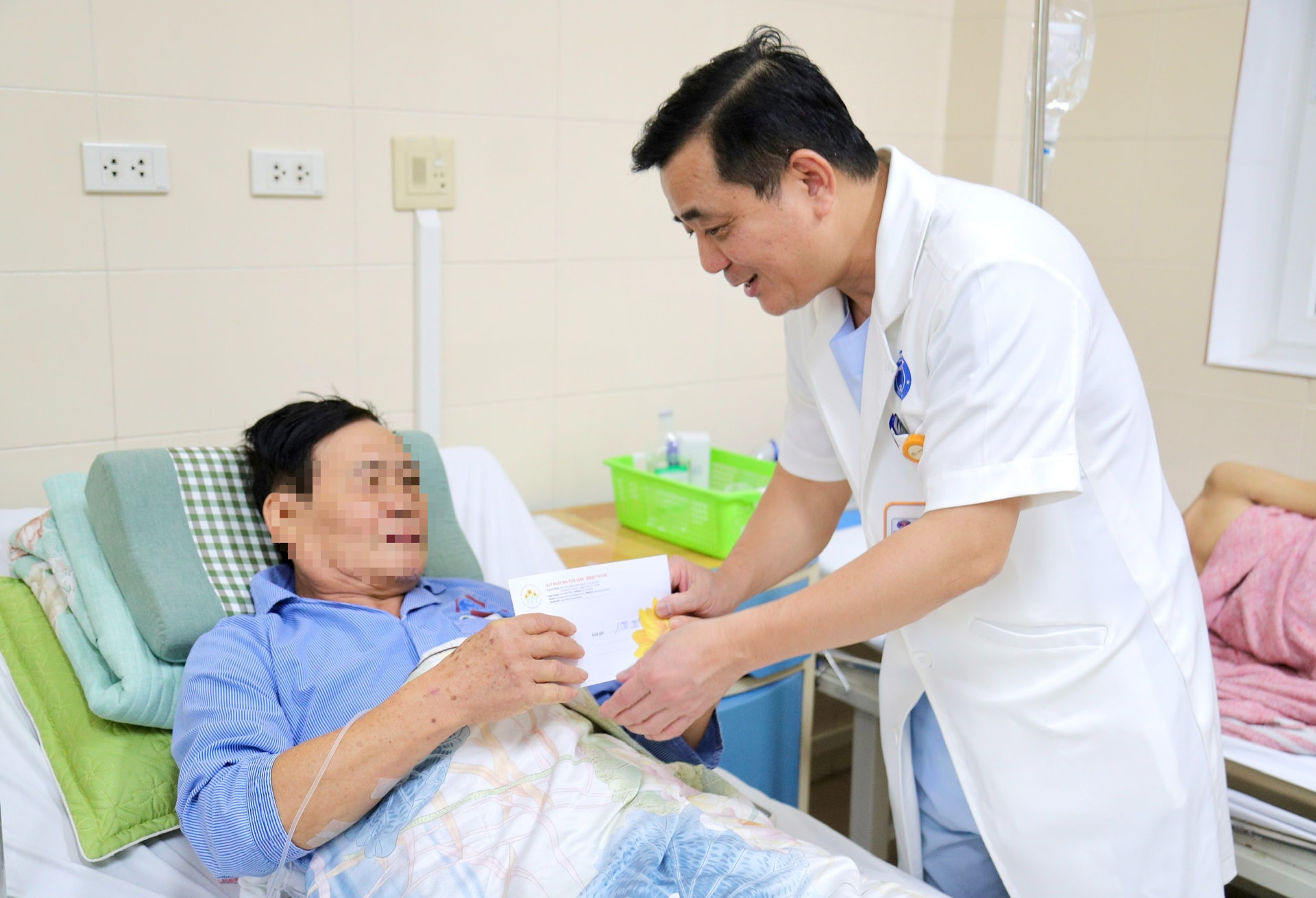 Bệnh viện K trao 235 triệu hỗ trợ người bệnh chịu thiệt hại sau bão số 10,11- Ảnh 4. Bệnh viện K trao 235 triệu hỗ trợ người bệnh chịu thiệt hại sau bão số 10,11- Ảnh 4.