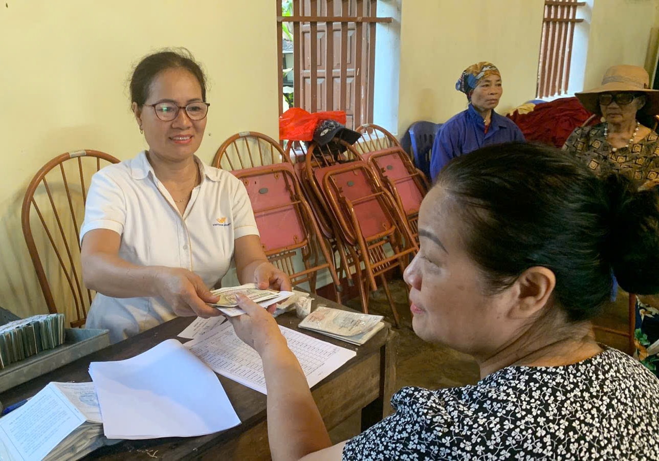 Chi trả lương hưu cho người hưởng bằng tiền mặt tại Thái Nguyên ngay sau lũ- Ảnh 1. Chi trả lương hưu cho người hưởng bằng tiền mặt tại Thái Nguyên ngay sau lũ- Ảnh 1.
