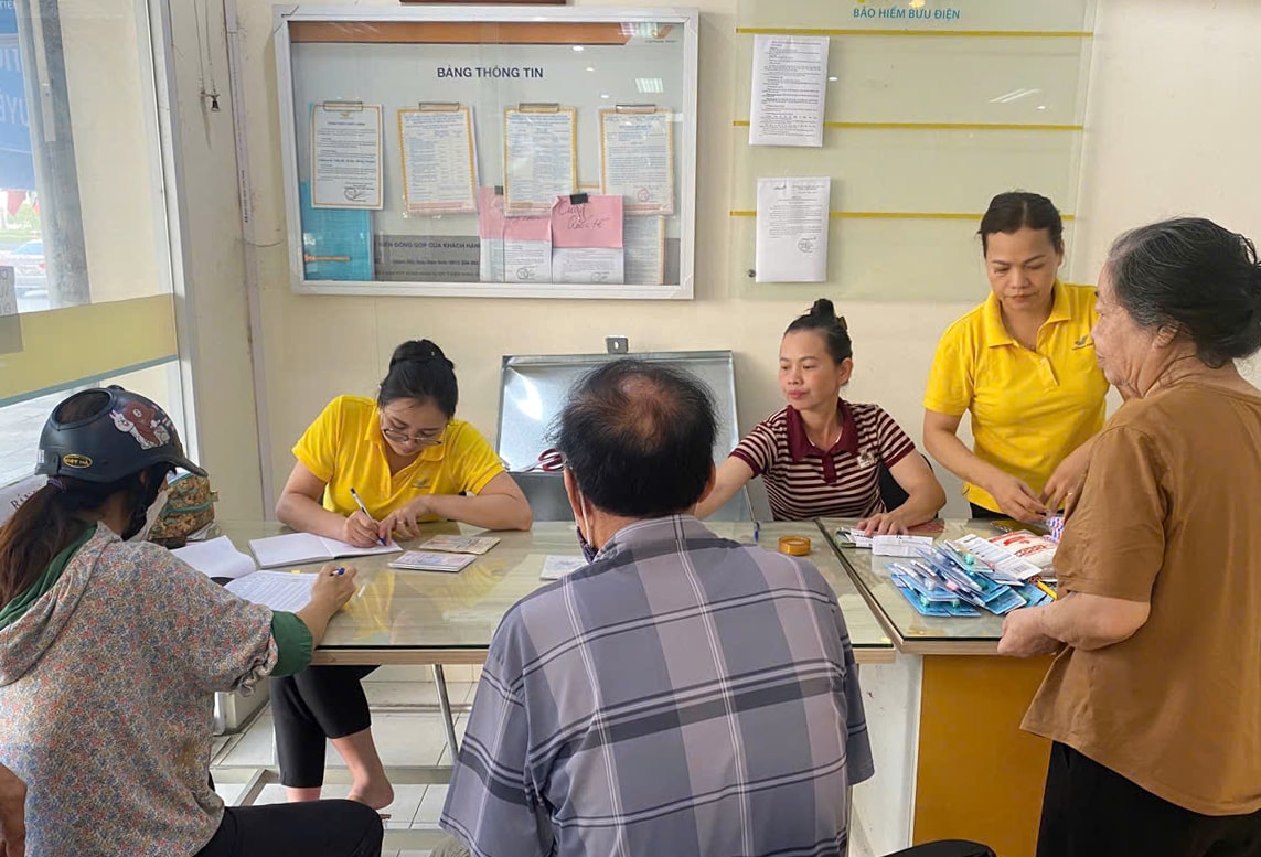 Chi trả lương hưu cho người hưởng bằng tiền mặt tại Thái Nguyên ngay sau lũ- Ảnh 3. Chi trả lương hưu cho người hưởng bằng tiền mặt tại Thái Nguyên ngay sau lũ- Ảnh 3.