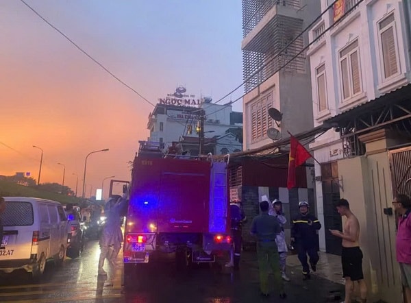 Cháy nhà dân trong ngõ, 3 người may mắn thoát nạn- Ảnh 1. Cháy nhà dân trong ngõ, 3 người may mắn thoát nạn- Ảnh 1.