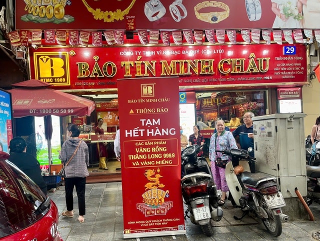 Giá vàng ngày 13/10 tăng, người dân đổ đi mua, nhiều cửa hàng treo biển 'tạm hết hàng'!- Ảnh 2. Giá vàng ngày 13/10 tăng, người dân đổ đi mua, nhiều cửa hàng treo biển 'tạm hết hàng'!- Ảnh 2.