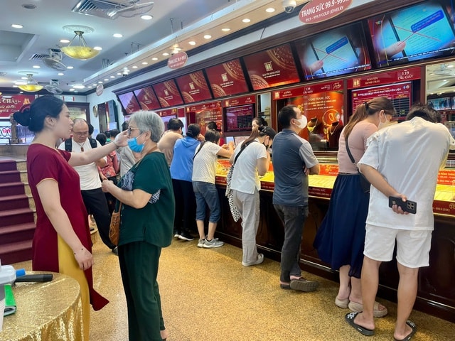 Giá vàng ngày 13/10 tăng, người dân đổ đi mua, nhiều cửa hàng treo biển 'tạm hết hàng'!- Ảnh 4. Giá vàng ngày 13/10 tăng, người dân đổ đi mua, nhiều cửa hàng treo biển 'tạm hết hàng'!- Ảnh 4.