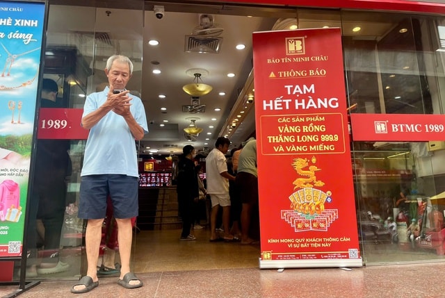 Giá vàng ngày 13/10 tăng, người dân đổ đi mua, nhiều cửa hàng treo biển 'tạm hết hàng'!- Ảnh 3. Giá vàng ngày 13/10 tăng, người dân đổ đi mua, nhiều cửa hàng treo biển 'tạm hết hàng'!- Ảnh 3.