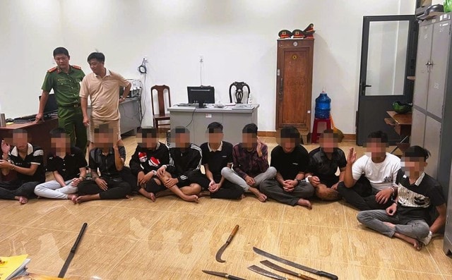 Ngăn chặn kịp thời nhóm thanh thiếu niên mang dao đi đánh nhau- Ảnh 1. Ngăn chặn kịp thời nhóm thanh thiếu niên mang dao đi đánh nhau- Ảnh 1.