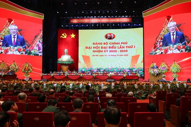 Tập trung nâng cao chất lượng dịch vụ y tế, chuyển từ khám bệnh sang chăm sóc và bảo vệ sức khỏe nhân dân- Ảnh 2. Tập trung nâng cao chất lượng dịch vụ y tế, chuyển từ khám bệnh sang chăm sóc và bảo vệ sức khỏe nhân dân- Ảnh 2.