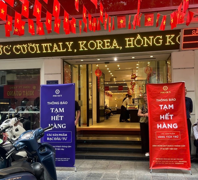 Giá vàng ngày 13/10 tăng, người dân đổ đi mua, nhiều cửa hàng treo biển 'tạm hết hàng'!- Ảnh 5. Giá vàng ngày 13/10 tăng, người dân đổ đi mua, nhiều cửa hàng treo biển 'tạm hết hàng'!- Ảnh 5.