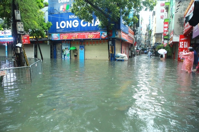 Chiều nay Hà Nội mưa dông kèm lốc sét, gió giật mạnh- Ảnh 2. Chiều nay Hà Nội mưa dông kèm lốc sét, gió giật mạnh- Ảnh 2.