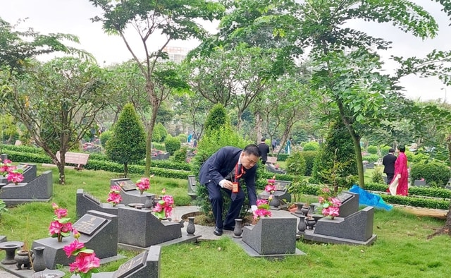 Đại biểu dự Đại hội Đảng bộ TPHCM dâng hương tưởng niệm Anh hùng Liệt sĩ trước giờ khai mạc phiên trù bị- Ảnh 4. Đại biểu dự Đại hội Đảng bộ TPHCM dâng hương tưởng niệm Anh hùng Liệt sĩ trước giờ khai mạc phiên trù bị- Ảnh 4.