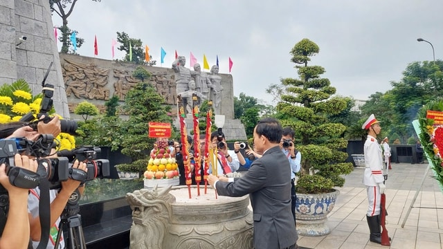 Đại biểu dự Đại hội Đảng bộ TPHCM dâng hương tưởng niệm Anh hùng Liệt sĩ trước giờ khai mạc phiên trù bị- Ảnh 3. Đại biểu dự Đại hội Đảng bộ TPHCM dâng hương tưởng niệm Anh hùng Liệt sĩ trước giờ khai mạc phiên trù bị- Ảnh 3.