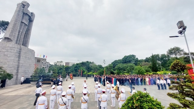 Đại biểu dự Đại hội Đảng bộ TPHCM dâng hương tưởng niệm Anh hùng Liệt sĩ trước giờ khai mạc phiên trù bị- Ảnh 1. Đại biểu dự Đại hội Đảng bộ TPHCM dâng hương tưởng niệm Anh hùng Liệt sĩ trước giờ khai mạc phiên trù bị- Ảnh 1.
